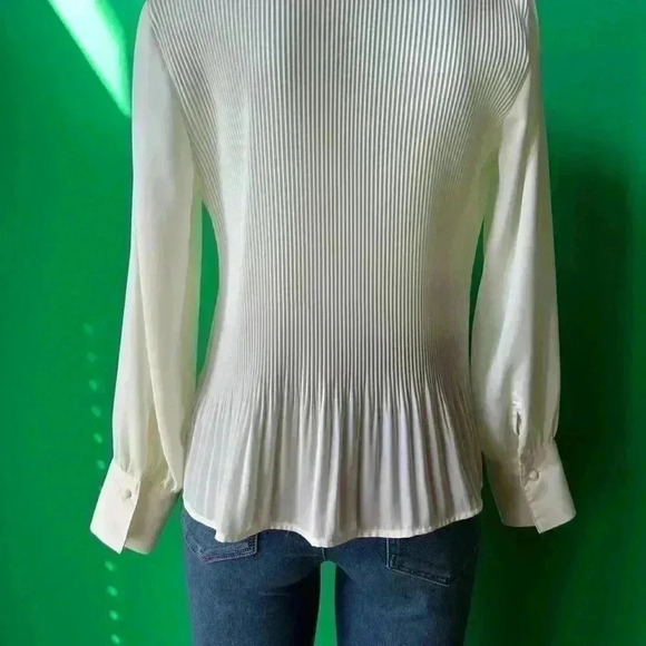 Vera Wang, size S blouse, cream, ribbed bodice, flares at bottom - Picture 3 of 7